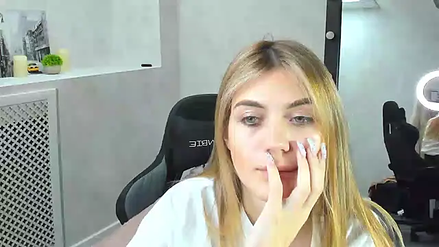 Snapshot of Cherry_Price chatting on December 23, 3:18 am Cherry Price online show from December 23, 3:18 am