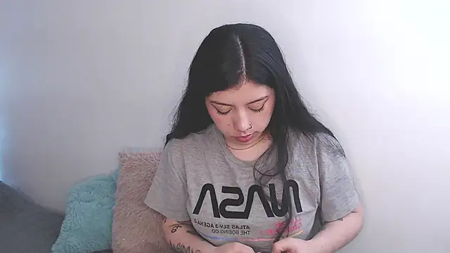 Snapshot of iam_emy chatting on October 26, 3:01 am iam emy online show from October 26, 3:01 am