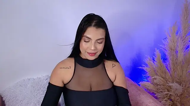 Snapshot of AngelaWhitte_ chatting on January 14, 7:43 pm AngelaWhitte online show from January 14, 7:43 pm