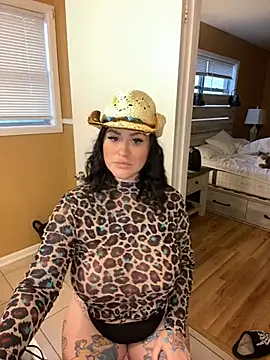 Snapshot of TexasTattooedHouseWife chatting on February 21, 3:43 pm TexasTattooedHouseWife online show from February 21, 3:43 pm