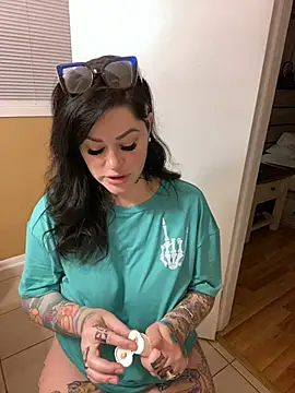 Snapshot of TexasTattooedHouseWife chatting on March 4, 12:44 pm TexasTattooedHouseWife online show from March 4, 12:44 pm