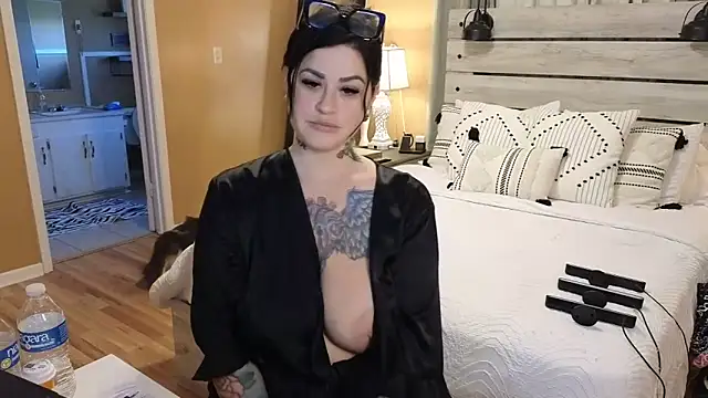 Snapshot of TexasTattooedHouseWife chatting on March 12, 9:45 pm TexasTattooedHouseWife online show from March 12, 9:45 pm