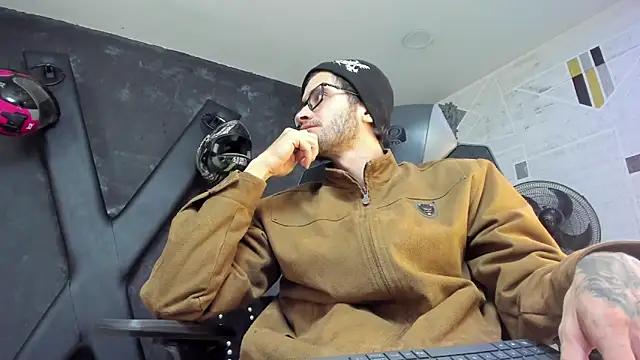 Snapshot of Loggan_donnelly chatting on September 20, 8:21 pm Loggan donnelly online show from September 20, 8:21 pm