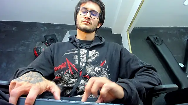 Snapshot of Loggan_donnelly chatting on September 28, 8:25 pm Loggan donnelly online show from September 28, 8:25 pm