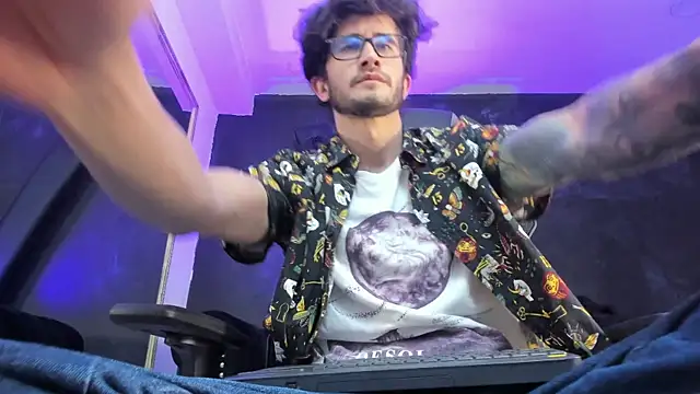 Snapshot of Loggan_donnelly chatting on October 2, 6:48 pm Loggan donnelly online show from October 2, 6:48 pm