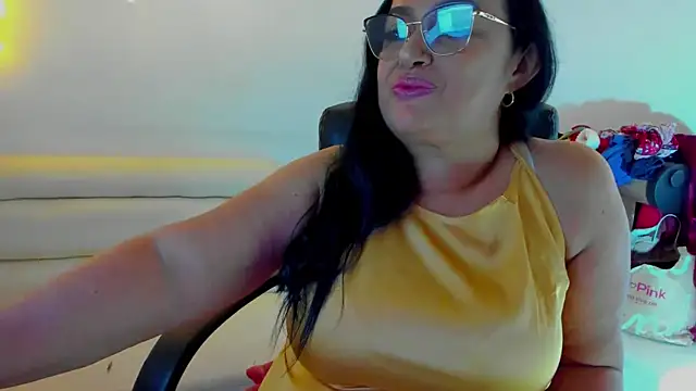 Snapshot of GiaNahomi chatting on January 3, 3:49 am GiaNahomi online show from January 3, 3:49 am
