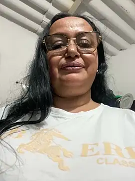 Snapshot of GiaNahomi chatting on January 4, 2:35 am GiaNahomi online show from January 4, 2:35 am