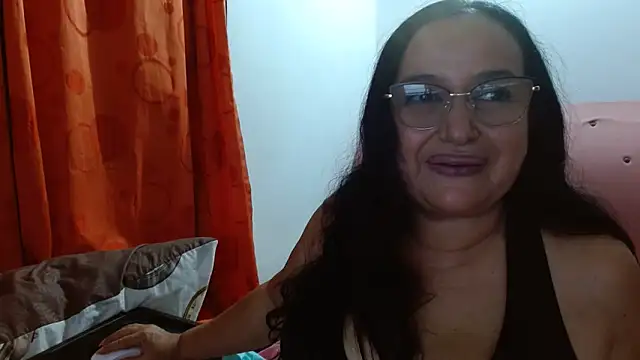 Snapshot of GiaNahomi chatting on February 7, 3:01 am GiaNahomi online show from February 7, 3:01 am