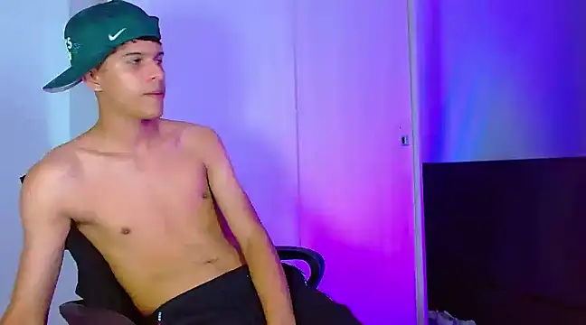 Snapshot of LiamGadiell chatting on December 24, 12:33 am LiamGadiell online show from December 24, 12:33 am