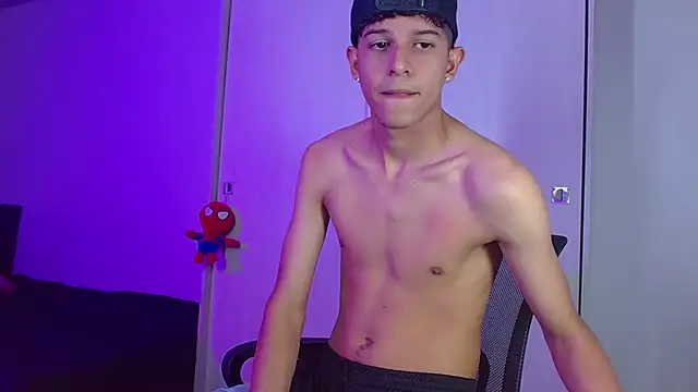 Snapshot of LiamGadiell chatting on February 22, 1:55 am LiamGadiell online show from February 22, 1:55 am