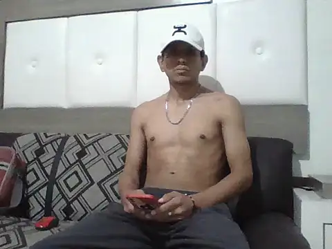 Snapshot of oiram27 chatting on October 25, 8:36 pm oiram27 online show from October 25, 8:36 pm