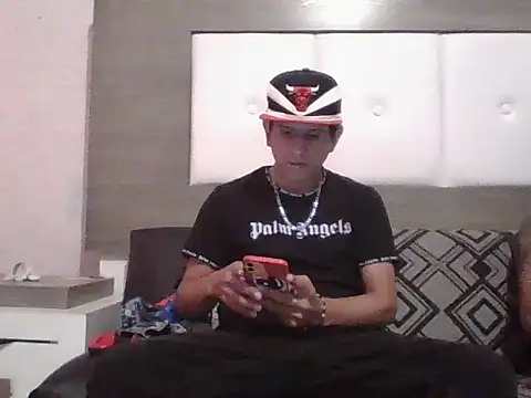 Snapshot of oiram27 chatting on November 3, 9:38 pm oiram27 online show from November 3, 9:38 pm