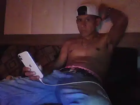 Snapshot of oiram27 chatting on November 17, 10:10 am oiram27 online show from November 17, 10:10 am