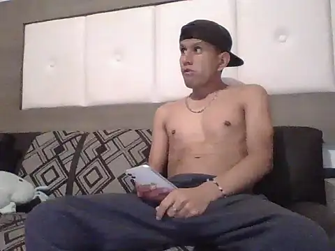 Snapshot of oiram27 chatting on November 20, 12:33 am oiram27 online show from November 20, 12:33 am