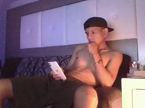 Snapshot of oiram27 chatting on November 29, 6:49 am oiram27 online show from November 29, 6:49 am