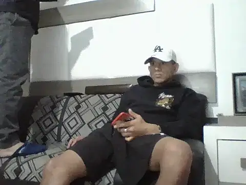 Snapshot of oiram27 chatting on December 1, 1:27 pm oiram27 online show from December 1, 1:27 pm