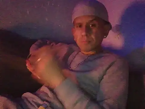 Snapshot of oiram27 chatting on December 15, 7:12 am oiram27 online show from December 15, 7:12 am