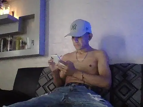 Snapshot of oiram27 chatting on December 16, 9:20 pm oiram27 online show from December 16, 9:20 pm