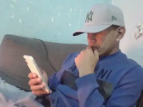 Snapshot of oiram27 chatting on December 20, 8:21 am oiram27 online show from December 20, 8:21 am