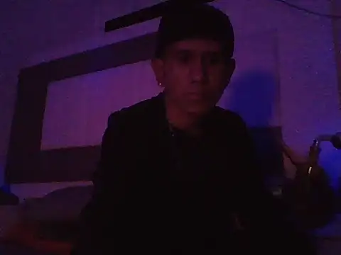 Snapshot of oiram27 chatting on December 21, 1:46 am oiram27 online show from December 21, 1:46 am