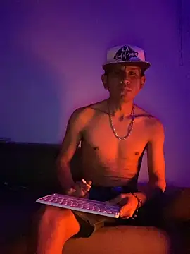 Snapshot of oiram27 chatting on February 27, 2:39 pm oiram27 online show from February 27, 2:39 pm