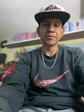 Snapshot of oiram27 chatting on April 1, 8:37 am oiram27 online show from April 1, 8:37 am