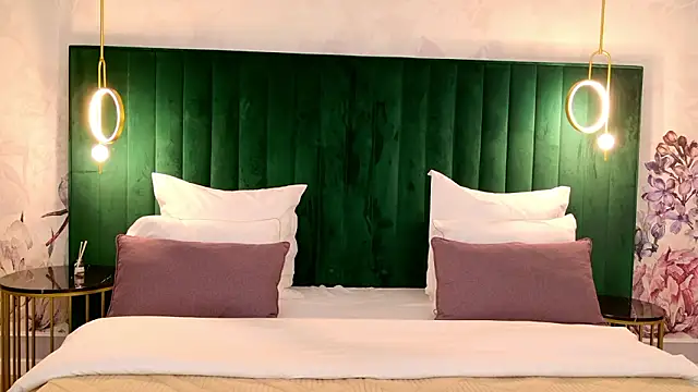 milaleoneli online show from March 10, 3:50 pm