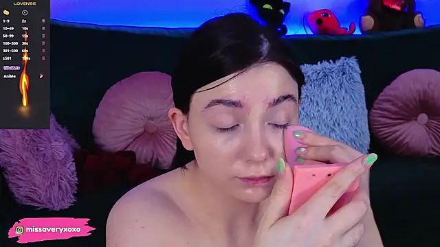 AveryWillow online show from March 26, 11:54 pm