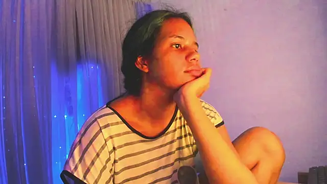 Snapshot of IvyLayla_ chatting on March 8, 12:00 am IvyLayla online show from March 8, 12:00 am