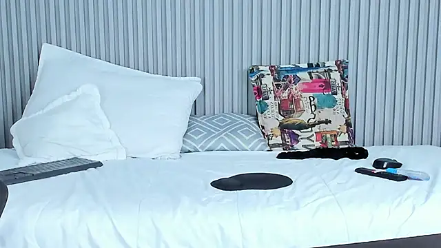Snapshot of naomiii__ chatting on February 6, 4:42 am naomiii online show from February 6, 4:42 am