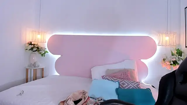 naomiii   online show from October 1, 11:49 am