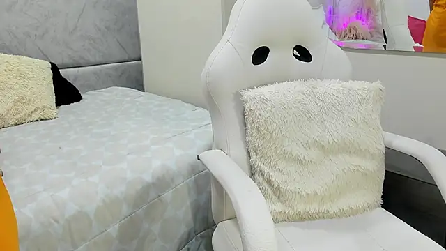 naomiii   online show from May 19, 11:38 am