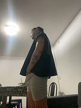 Snapshot of LCarreraa chatting on March 1, 4:37 am LCarreraa online show from March 1, 4:37 am