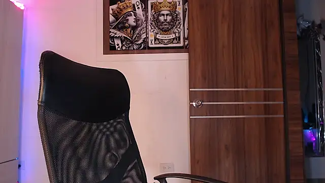 Snapshot of mistressbigcock777 chatting on March 5, 5:58 am mistressbigcock777 online show from March 5, 5:58 am