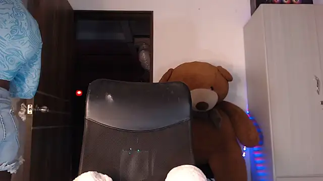 Snapshot of mistressbigcock777 chatting on April 1, 3:40 am mistressbigcock777 online show from April 1, 3:40 am