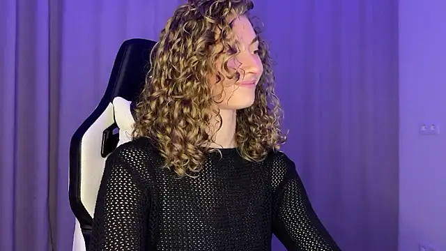 Snapshot of lady_curls chatting on December 3, 10:29 pm lady curls online show from December 3, 10:29 pm