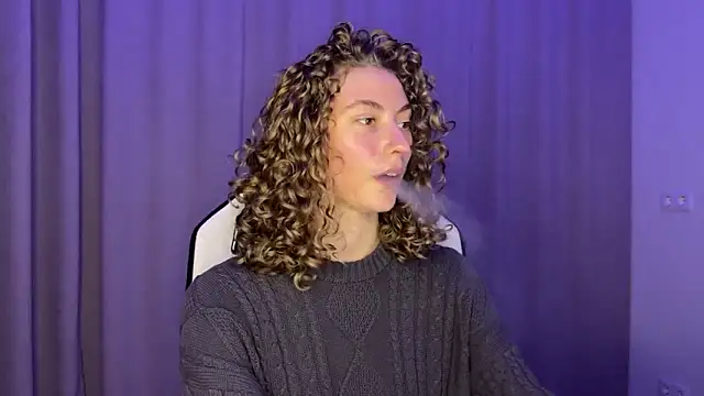 Snapshot of lady_curls chatting on December 5, 10:01 pm lady curls online show from December 5, 10:01 pm