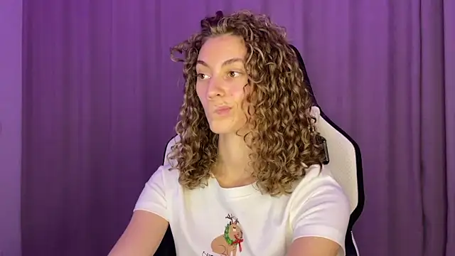 Snapshot of lady_curls chatting on December 6, 10:41 pm lady curls online show from December 6, 10:41 pm