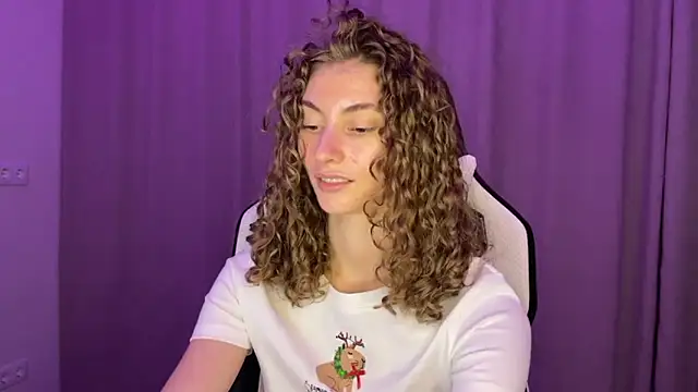 Snapshot of lady_curls chatting on December 7, 1:47 am lady curls online show from December 7, 1:47 am