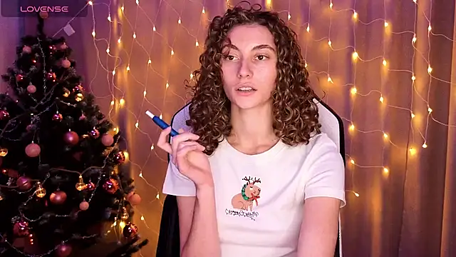 Snapshot of lady_curls chatting on December 12, 10:42 pm lady curls online show from December 12, 10:42 pm