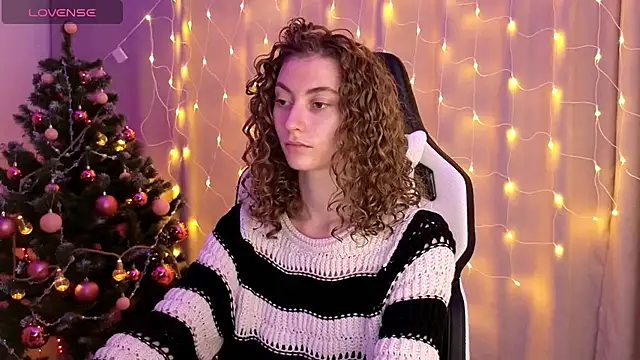 Snapshot of lady_curls chatting on December 13, 11:17 pm lady curls online show from December 13, 11:17 pm