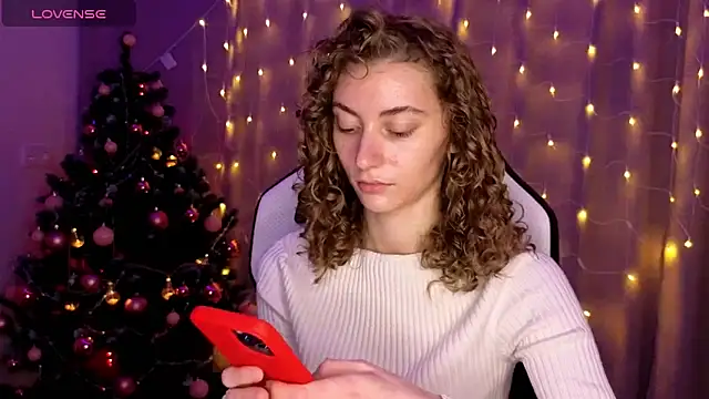 Snapshot of lady_curls chatting on December 14, 11:23 pm lady curls online show from December 14, 11:23 pm