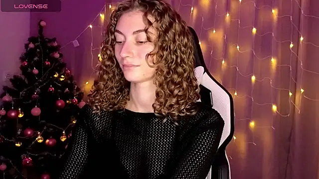 Snapshot of lady_curls chatting on December 15, 10:58 pm lady curls online show from December 15, 10:58 pm