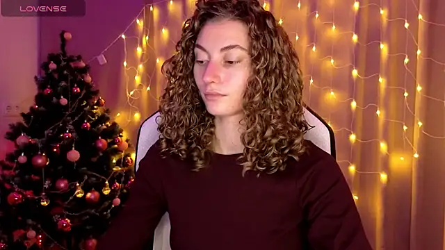 Snapshot of lady_curls chatting on December 16, 11:07 pm lady curls online show from December 16, 11:07 pm