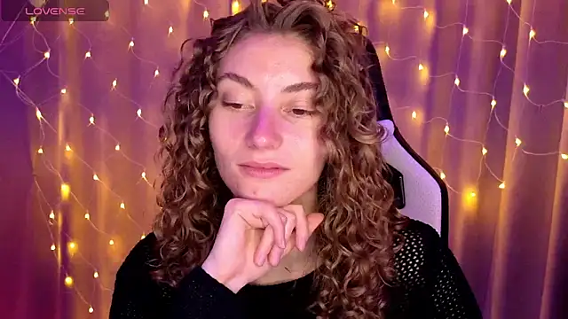 Snapshot of lady_curls chatting on January 9, 2:22 am lady curls online show from January 9, 2:22 am