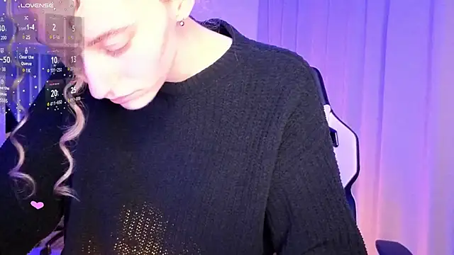 Snapshot of lady_curls chatting on January 11, 12:22 am lady curls online show from January 11, 12:22 am