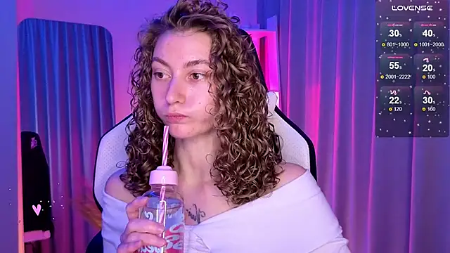 Snapshot of lady_curls chatting on February 6, 11:48 pm lady curls online show from February 6, 11:48 pm