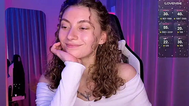 Snapshot of lady_curls chatting on February 11, 1:20 am lady curls online show from February 11, 1:20 am