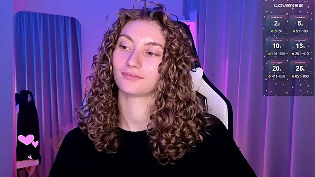 Snapshot of lady_curls chatting on February 13, 10:33 pm lady curls online show from February 13, 10:33 pm