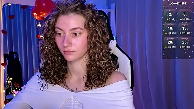 Snapshot of lady_curls chatting on February 17, 11:31 pm lady curls online show from February 17, 11:31 pm